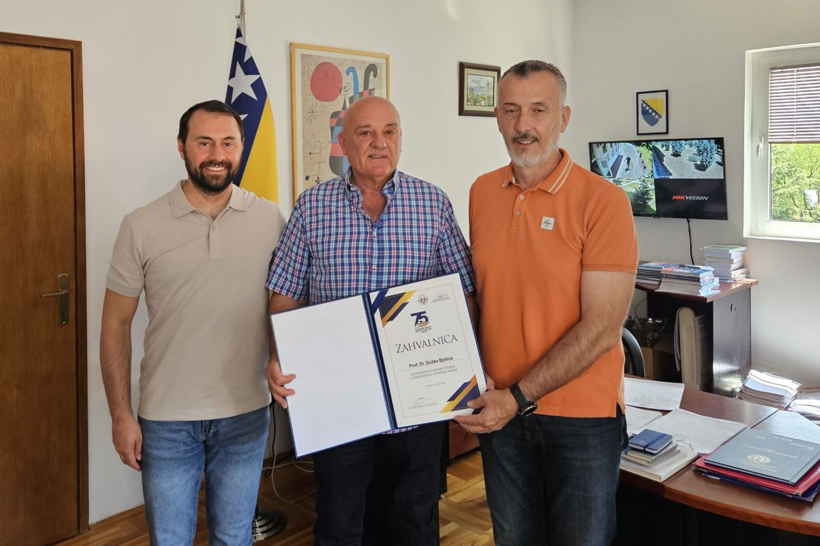 IMG-f49b0f6e095f78ab3d5b86ee1b5a6d04-V